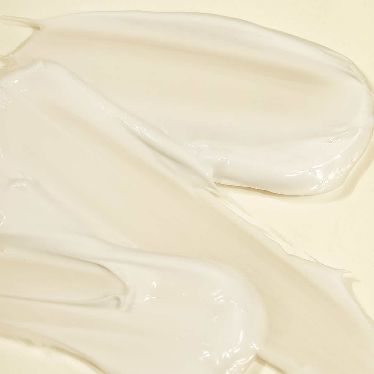 Blød og let cremtekstur af MÁDARA C-vitamin Lysnende Genoprettelsescreme