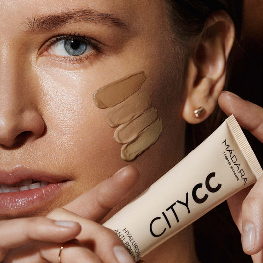 CITY CC Creme i nuancerne Light og Medium påført på kind – naturlig finish