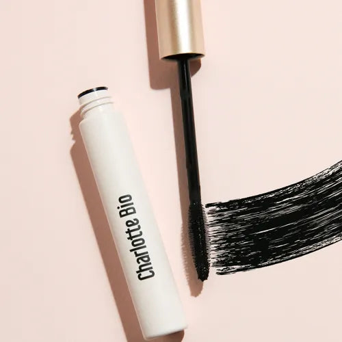 Charlotte Bio Naturlig Sort Volumenboost Mascara åben tube med sort swatch