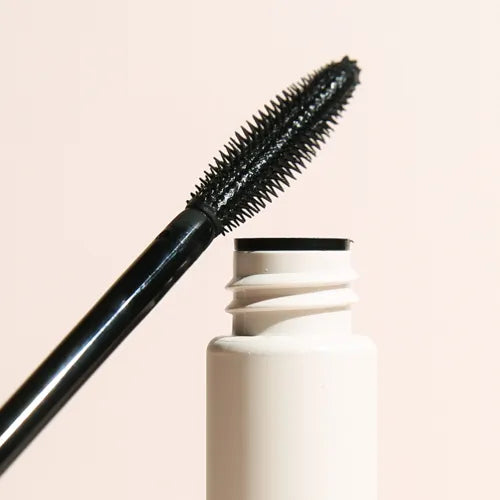 Charlotte Bio Naturlig Sort Volumenboost Mascara – nærbillede af børste