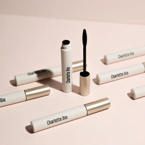Charlotte Bio Naturlig Sort Volumenboost Mascara – flere tuber i flatlay på rosa baggrund
