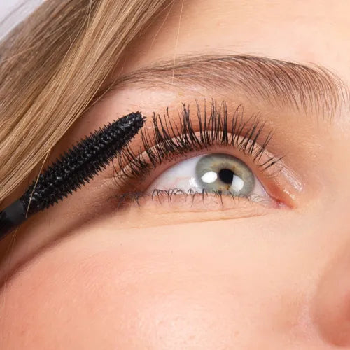 Charlotte Bio Naturlig Sort Volumenboost Mascara påføres på vipper – langt og fyldigt resultat