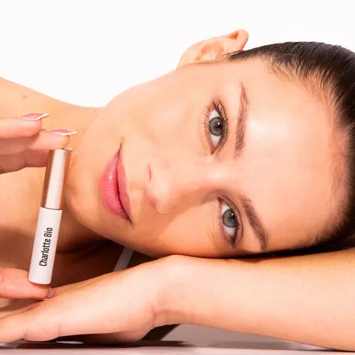 Charlotte Bio Økologisk Øjenbrynsgel – model holder tube