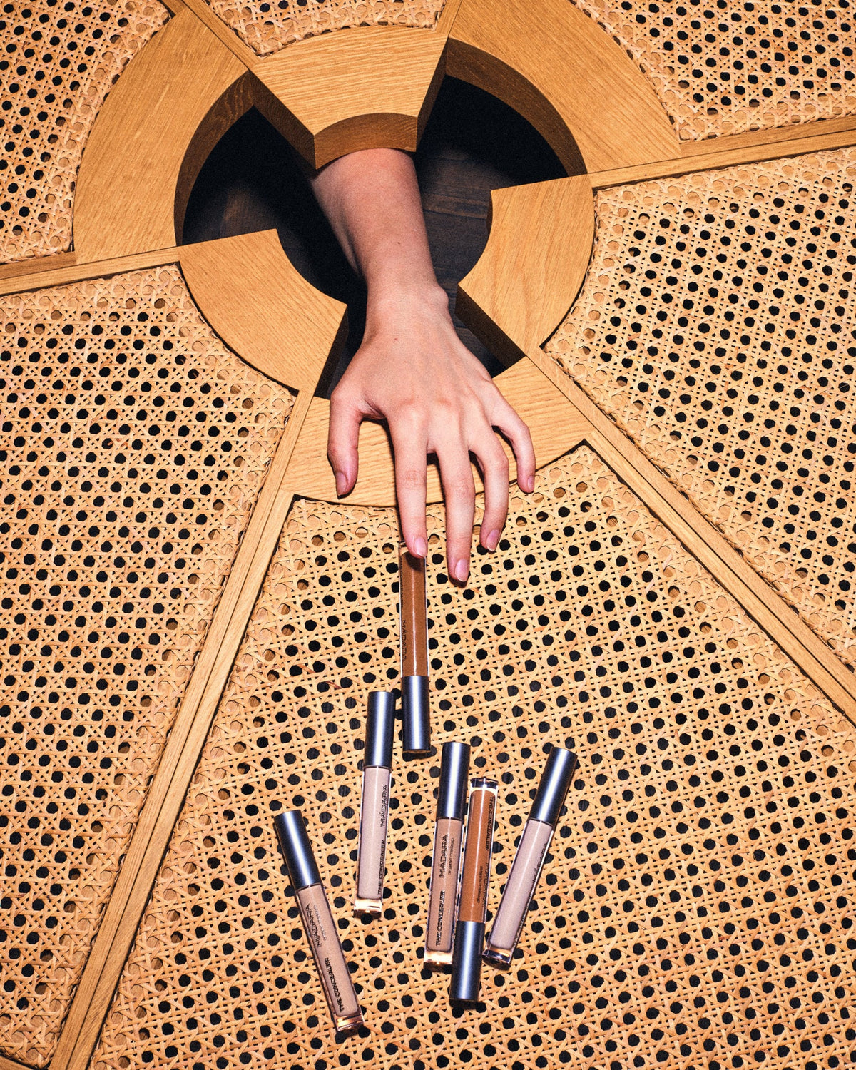 MÁDARA THE CONCEALER i alle 4 nuancer – Vanilje, Latte, Sand og Honning – Nordisk Balance