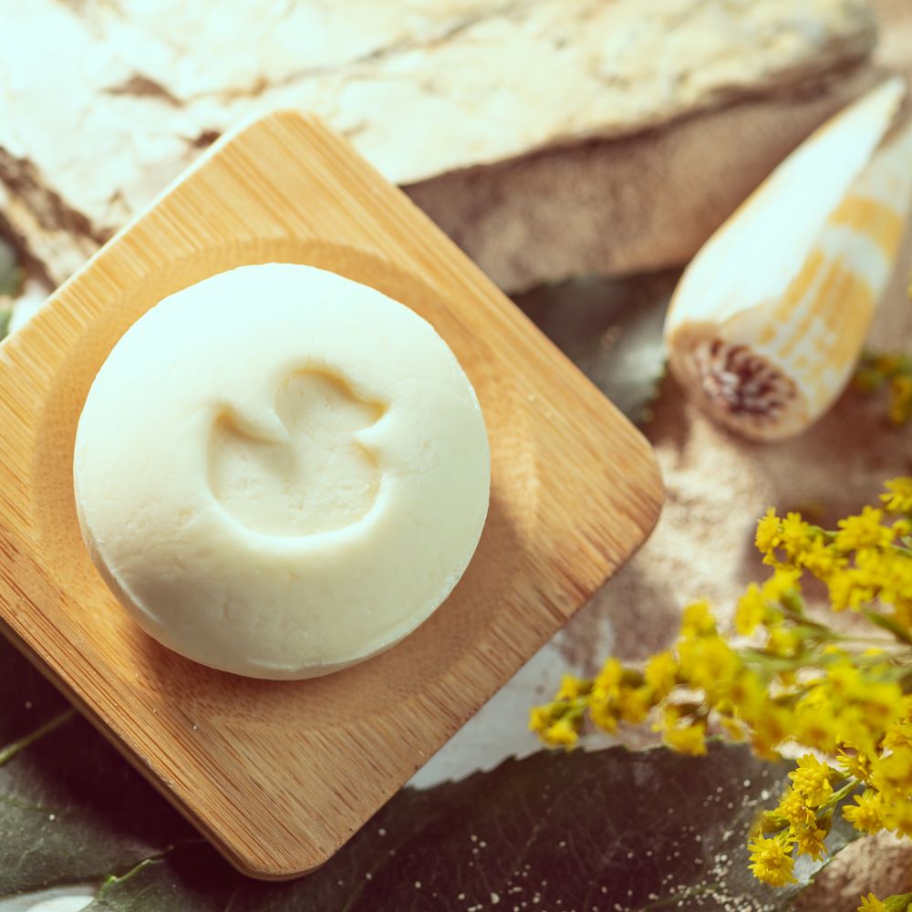 Duschkind Baby Shampoo Bar i sæbeskål med lille and