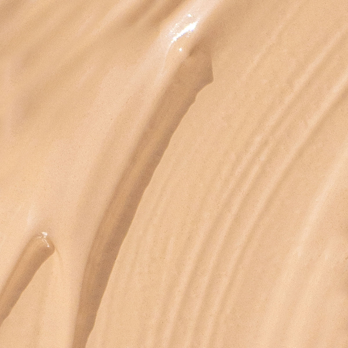 Tekstur af MÁDARA THE CONCEALER i nuancen Latte 25 – let og dækkende