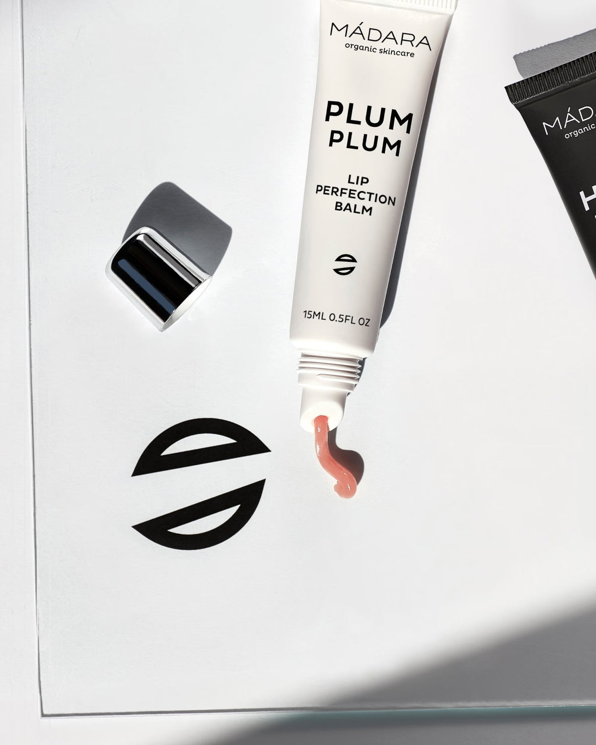 Mádara Blød og fugtig tekstur af MÁDARA PLUM PLUM Læbepomade – 100% naturlig 