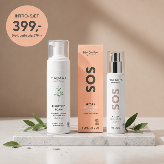 Mádara SOS Fugt og Rens Duo hudplejesæt med Purifying Foam ansigtsrens og SOS Hydra Recharge Cream på en elegant marmorplade med grønne blade.